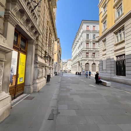 Cassa Di Risparmio 11 Tirabora Short Rent Trieste Bagian luar foto