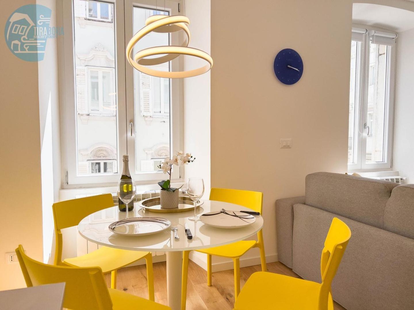 Cassa Di Risparmio 11 Tirabora Short Rent Trieste Bagian luar foto