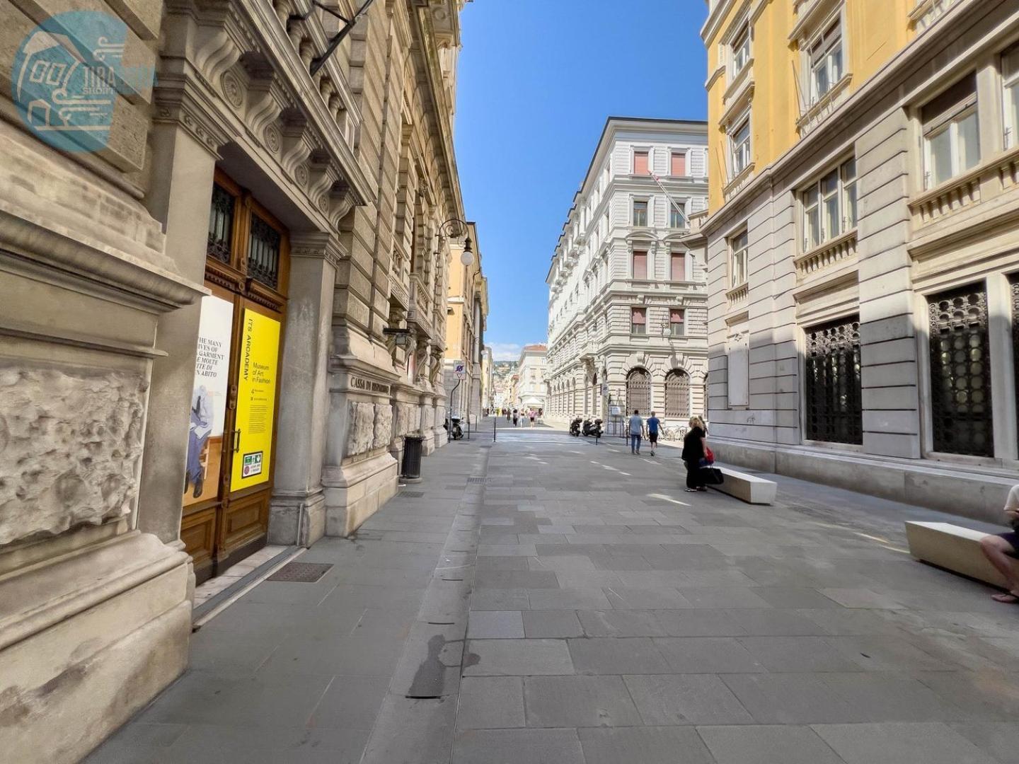 Cassa Di Risparmio 11 Tirabora Short Rent Trieste Bagian luar foto