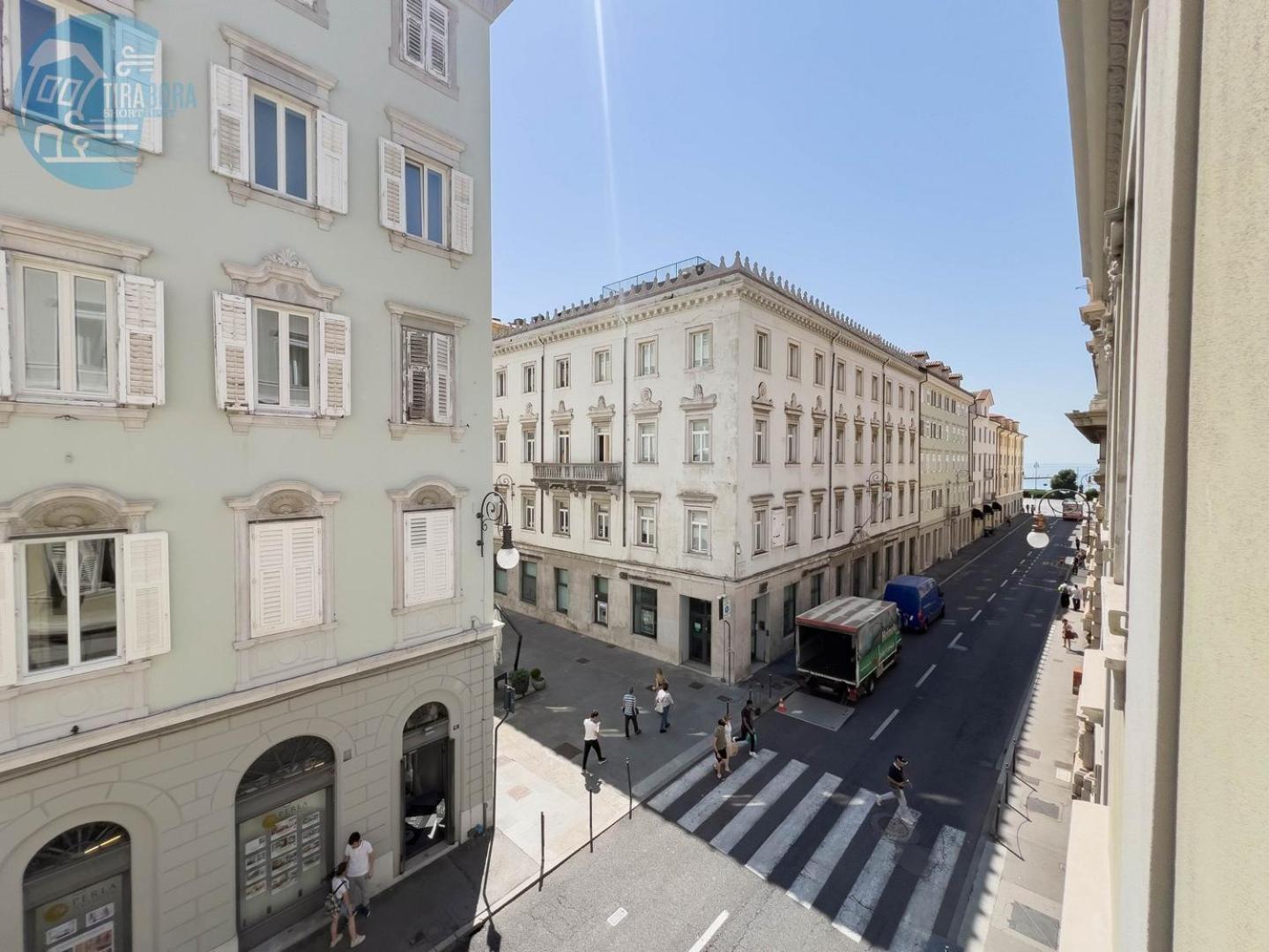 Cassa Di Risparmio 11 Tirabora Short Rent Trieste Bagian luar foto
