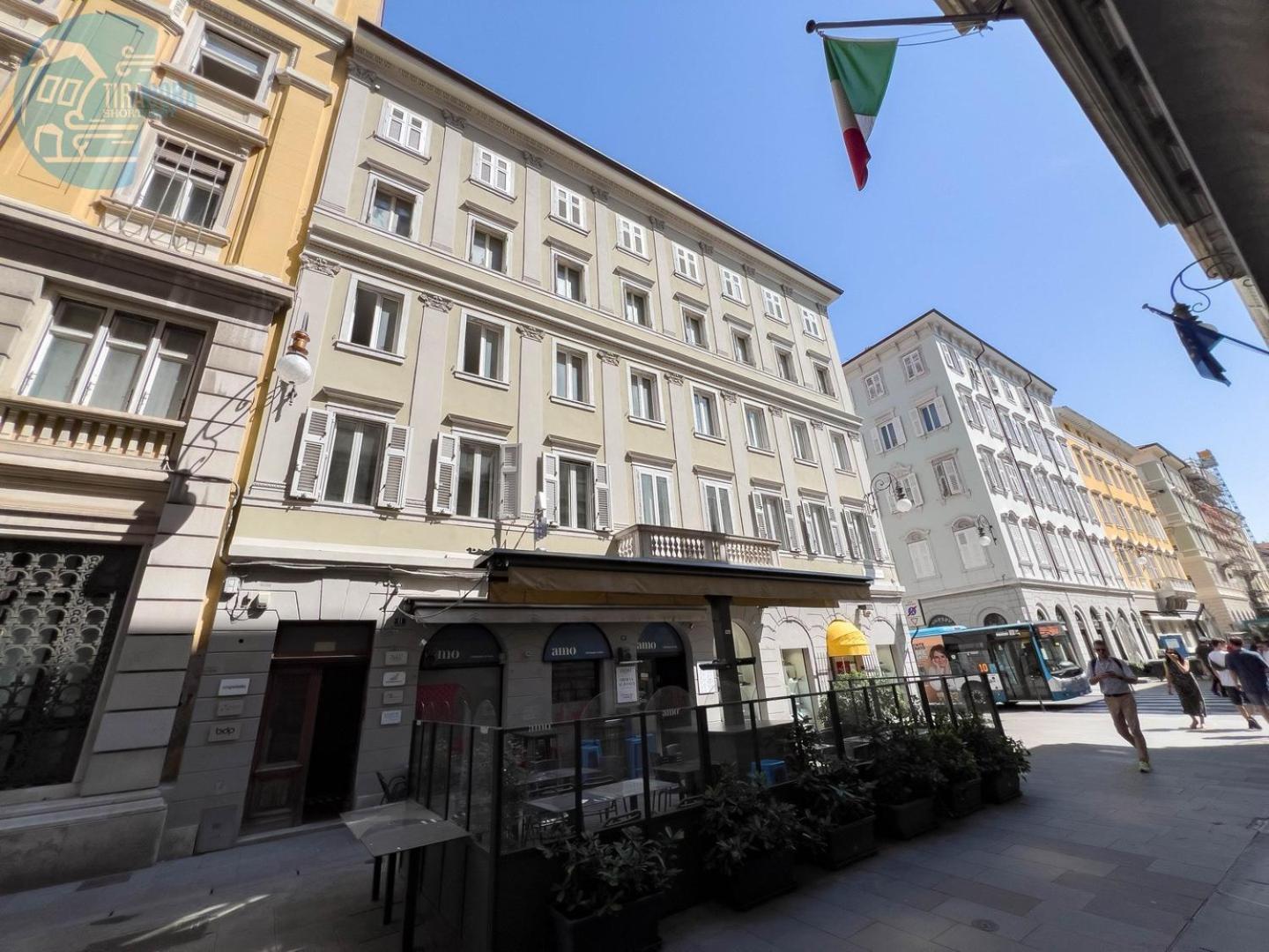 Cassa Di Risparmio 11 Tirabora Short Rent Trieste Bagian luar foto