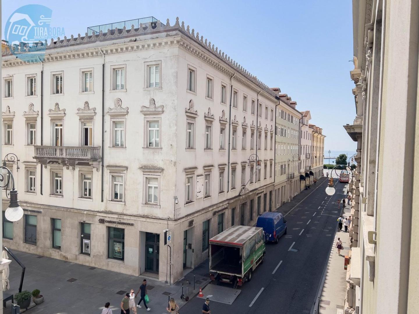 Cassa Di Risparmio 11 Tirabora Short Rent Trieste Bagian luar foto