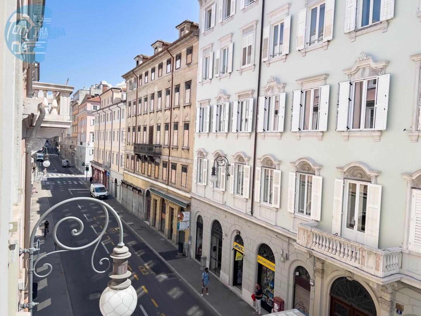 Cassa Di Risparmio 11 Tirabora Short Rent Trieste Bagian luar foto