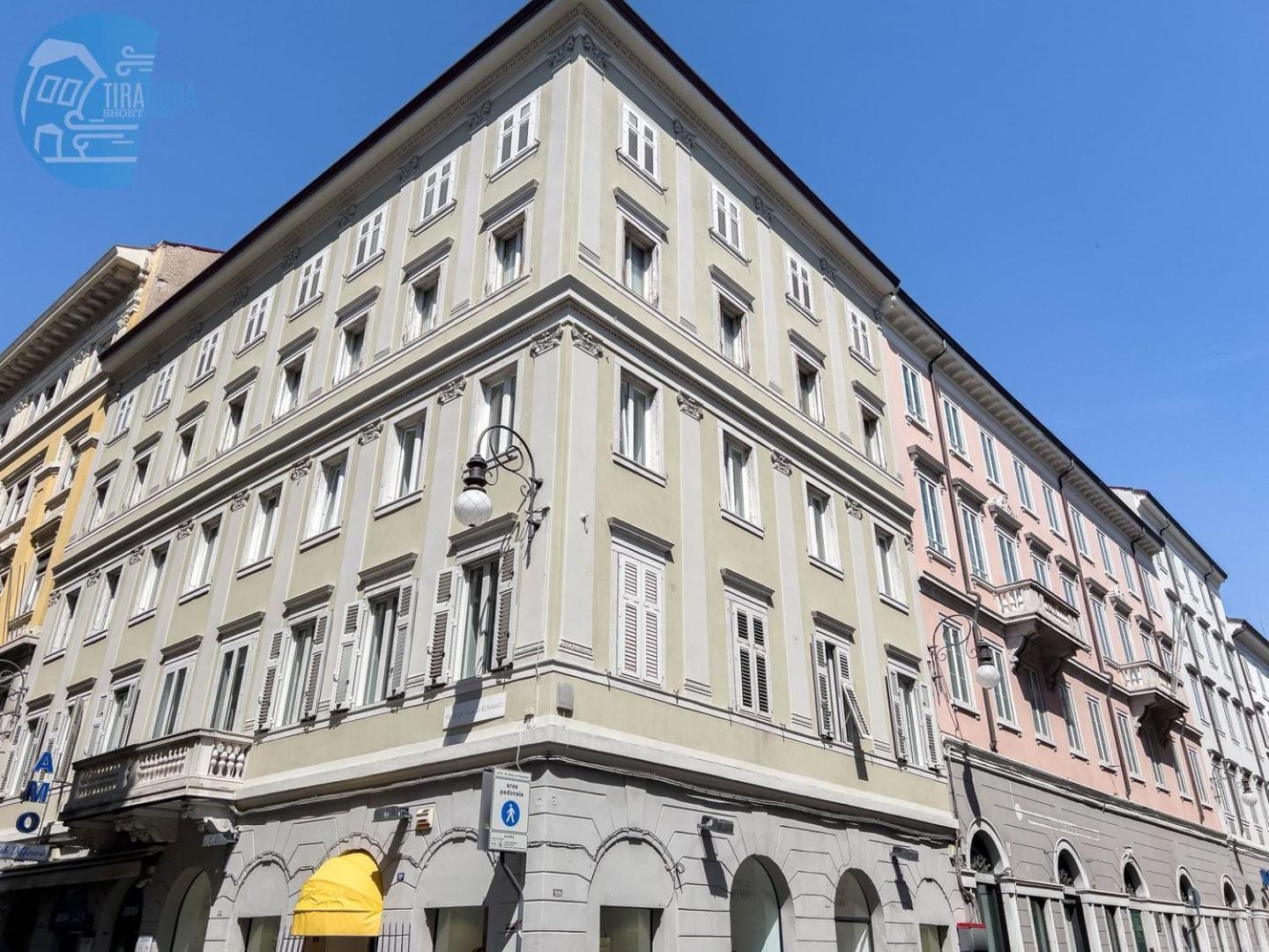 Cassa Di Risparmio 11 Tirabora Short Rent Trieste Bagian luar foto